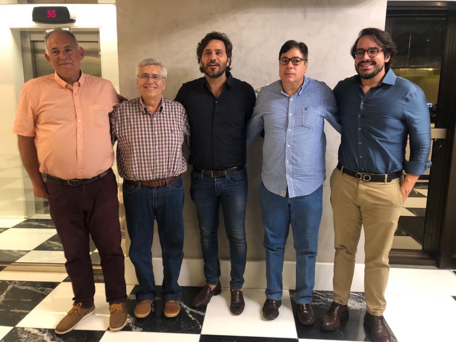 El ministro Tabar&eacute; Viera y el DNT Roque Baudean, junto al c&oacute;nsul honorario de Uruguay, Rodrigo Carneiro Le&atilde;o; se reunieron con el secretario de Turismo del Estado de Pernambuco, Rodrigo Novaes y su gabinete.