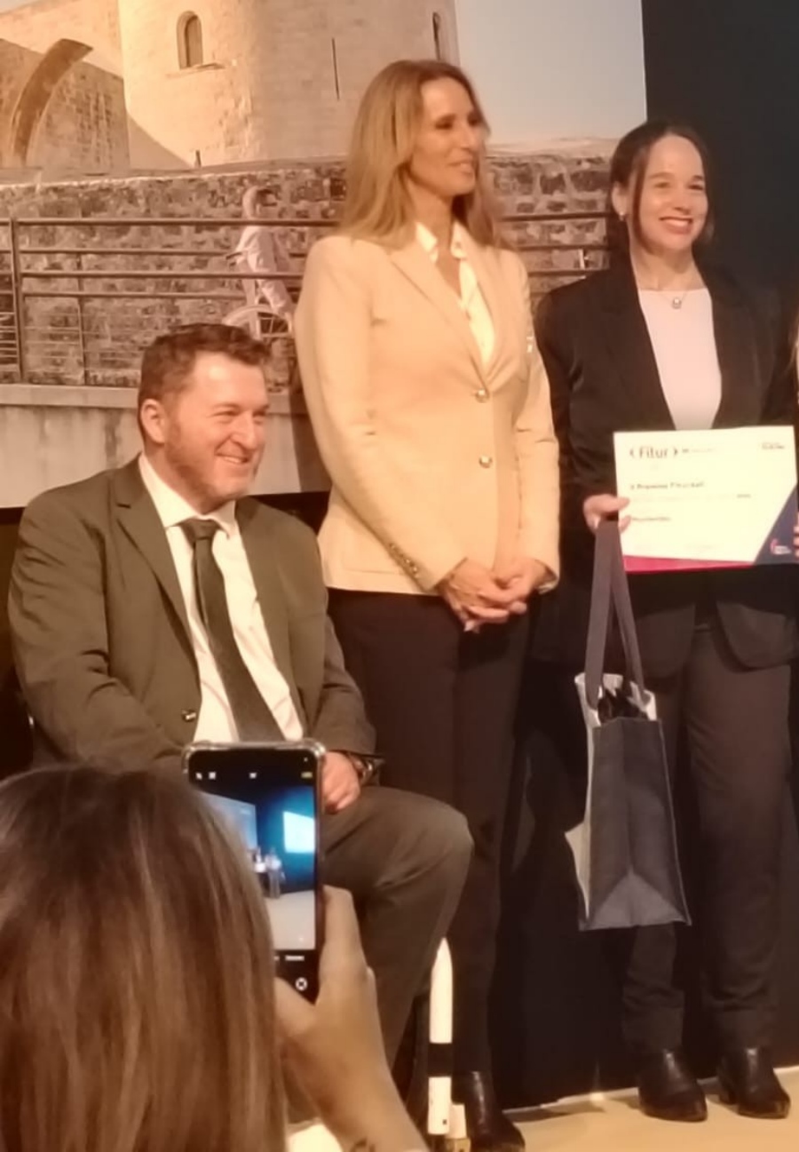 PREMIO_MVD_2_-_KARINA_FORTETE_RECIBE_35a13.jpg