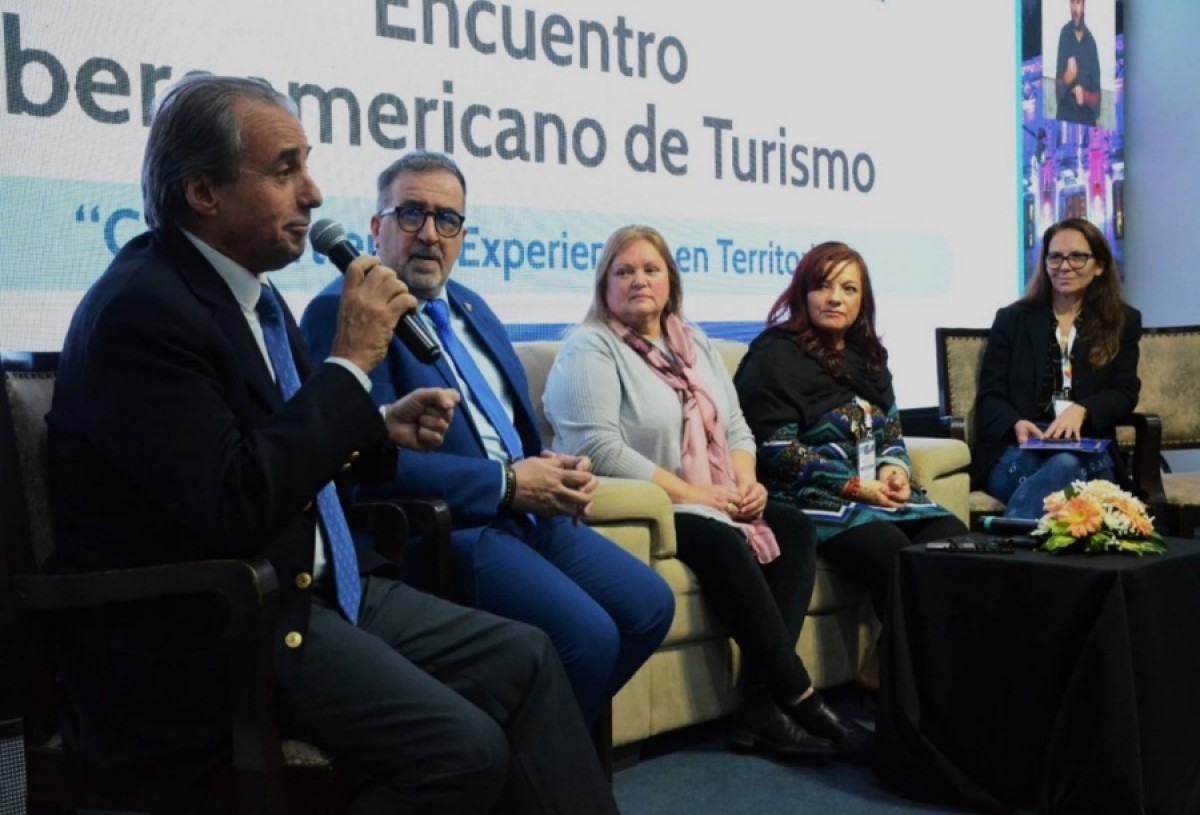 Subsecretario del MINTUR (SS), Remo Monzeglio, Dtor. De Tur. Pedro Rodr&iacute;guez, intendente de San Jos&eacute; Cra. Ana Mar&iacute;a Bentaberri y panelistas.