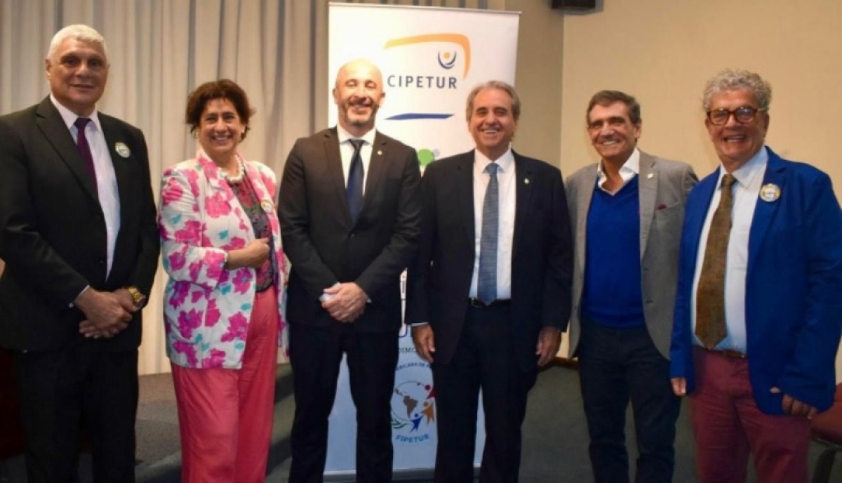 De izquierda a derecha Freddy Carusso vicepresidente del CIPETUR. Mar&iacute;a Elisa Fern&aacute;ndez Secretaria,   Eduardo Sanguinetti Ministro de Turismo , Remo Monzeglio Sub secretario de Turismo, Martin Laventure, director de Turismo de Maldonado y Fernando Goldsman presidente del CIPETUR