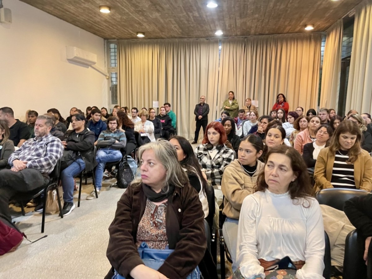 1-Panor&aacute;mica del sal&oacute;n de la ESGHT con los participantes del Lanzamiento Hoteles+Verdes. (Cr&eacute;ditos de las fotograf&iacute;as, Ma Elisa FD)