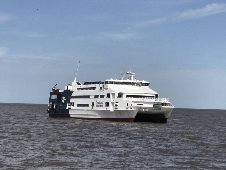 Colonia Express incorpora el Super Ferry Express
