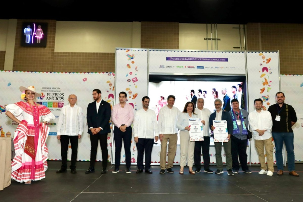 El Secretario de Turismo de M&eacute;xico, Miguel Torruco Marqu&eacute;s; Rub&eacute;n Minutti Zanatta, c&oacute;nsul de M&eacute;xico en San Antonio, Texas; Humberto Hern&aacute;ndez Haddad, c&oacute;nsul de M&eacute;xico en Austin, Texas; Julio Vald&eacute;s, miembro del Consejo de M&eacute;xico Extraordinario y Armando de la Garza, delegado de M&eacute;xico en FIPETUR, quien entreg&oacute; las Medallas al M&eacute;rito Tur&iacute;stico a Pueblos y Barrios M&aacute;gicos 