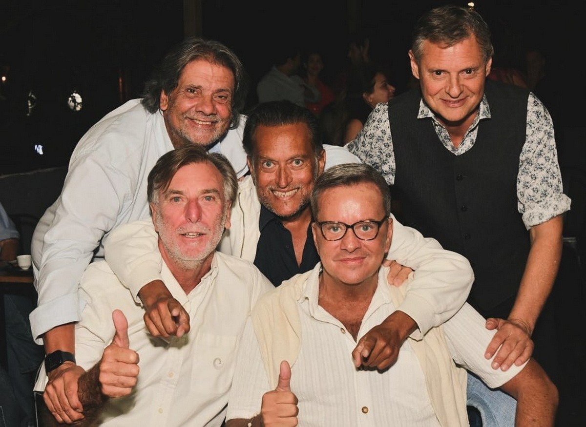 1 Diego Fonsal&iacute;a (centro) junto a colegas de la Prensa y amigos aqu&iacute; dej&oacute; su pensamiento al respecto de estas fiestas, los integrantes de su equipo resolvieron rehacerlas. (Foto en redes s/d)