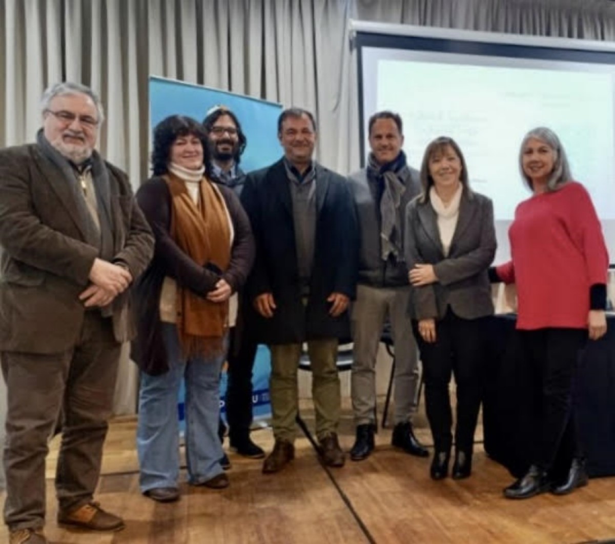 Foto 1 - (Izq) Pte. AHRU, Francisco Rodr&iacute;guez Cabo, acompa&ntilde;a a los expositores de la Corporaci&oacute;n Gastron&oacute;mica de PdE, Sebasti&aacute;n Freire y Mauro Robial y a los anfitriones de ESGHT. (Cr&eacute;ditos de las fotos ESGHT)