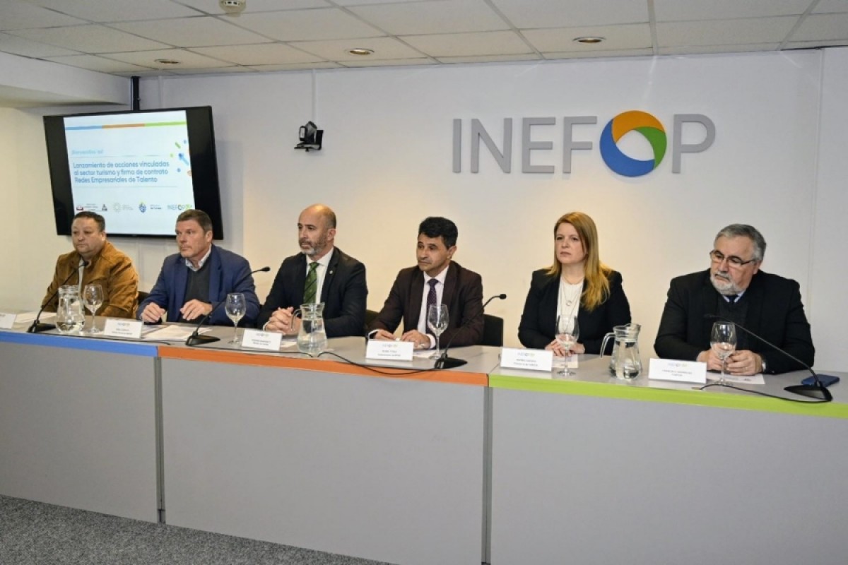 Juan Carlos Almeida, de SUGHU; Pablo Darscht, director general de INEFOP; ministro de Turismo Eduardo Sanguinetti; Daniel P&eacute;rez, subsecretario del MTSS; Marina Cantera, Pte. de la CAMTUR; Francisco Rodr&iacute;guez, vicepresidente de CAMTUR.
