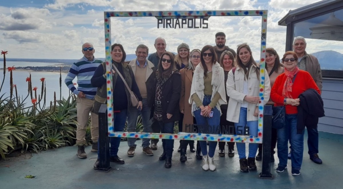 Grupo de periodistas y agentes de viajes junto al director general de Turismo de Maldonado, Mart&iacute;n Laventure
