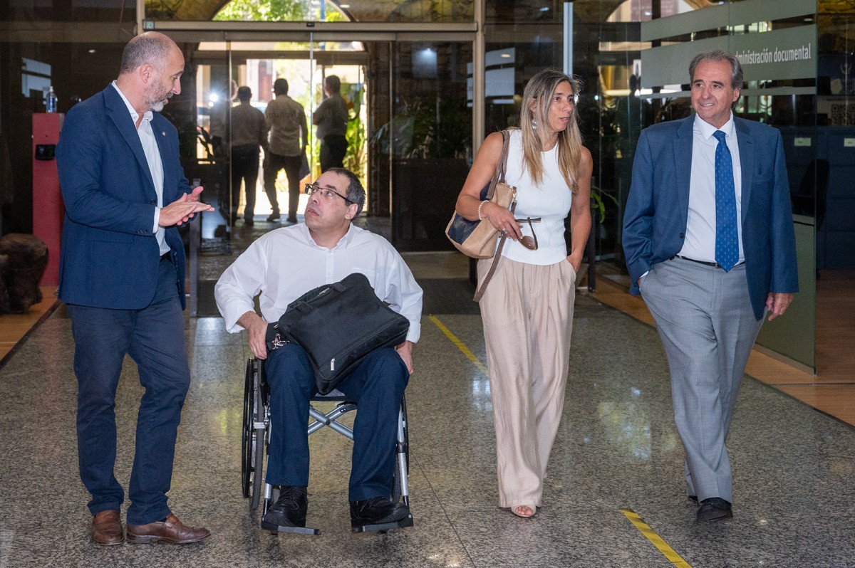 Ministro de Turismo Eduardo Sanguinetti y subsecretario Remo Monzeglio dan la bienvenida a Pablo Menoni y Ana Caram
