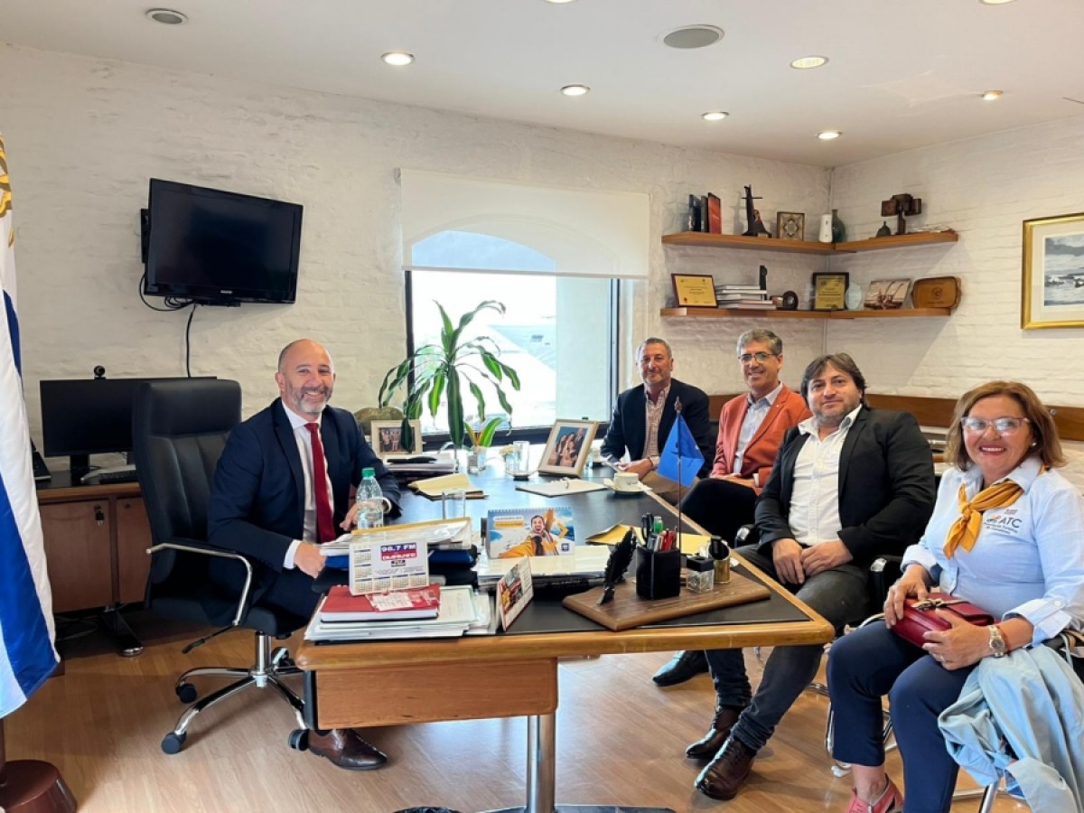 El ministro Dr. Eduardo Sanguinetti y la Asociaci&oacute;n de Turismo de Canelones dialogan sobre el presente y futuro del turismo en Uruguay