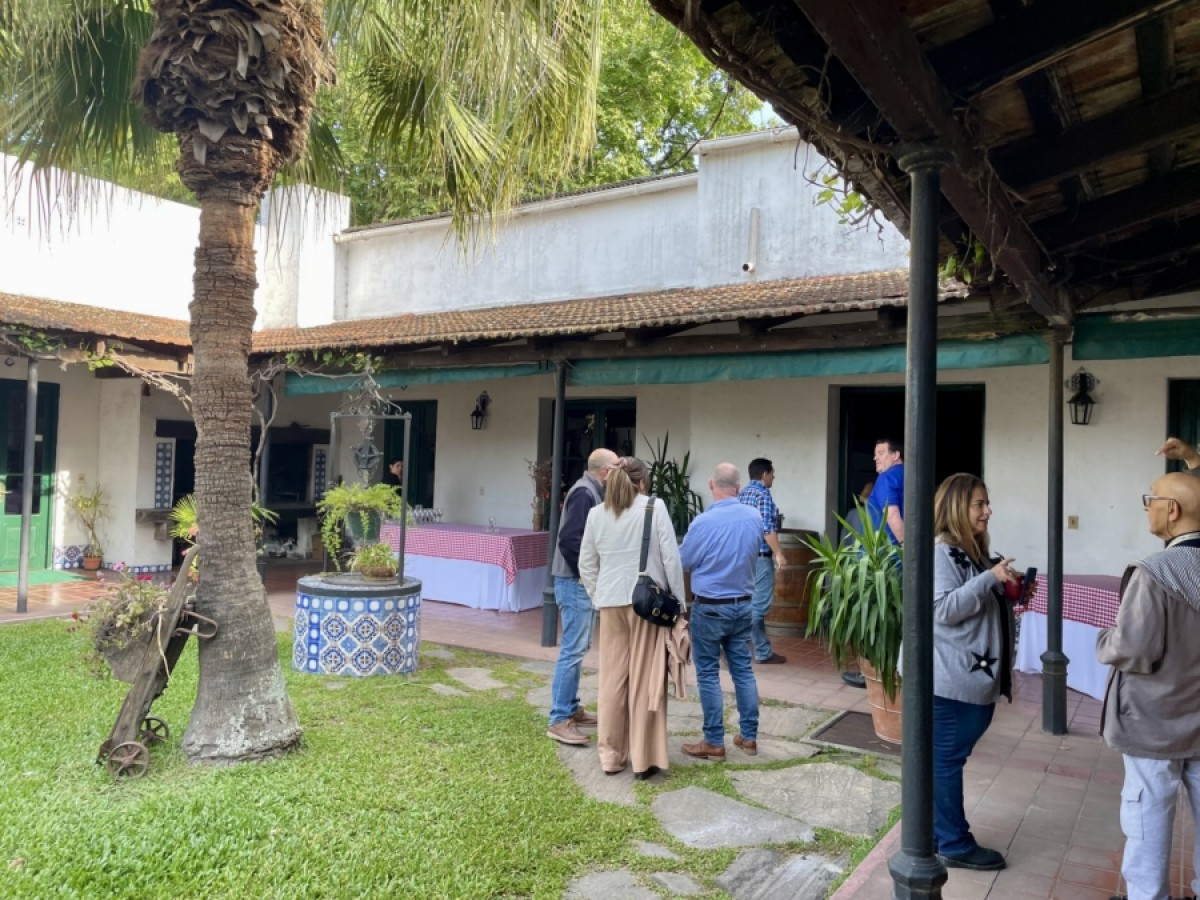 Encuentro en la bodega Carrau de Col&oacute;n; concentr&oacute; p&uacute;blico objetivo y Prensa (Fotos de autora)