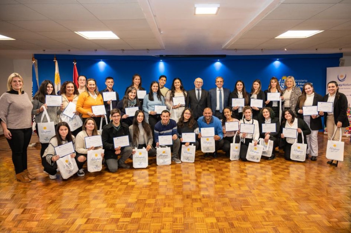 Reconocimiento a estudiantes que colaboraron en la Conferencia de UNESCO