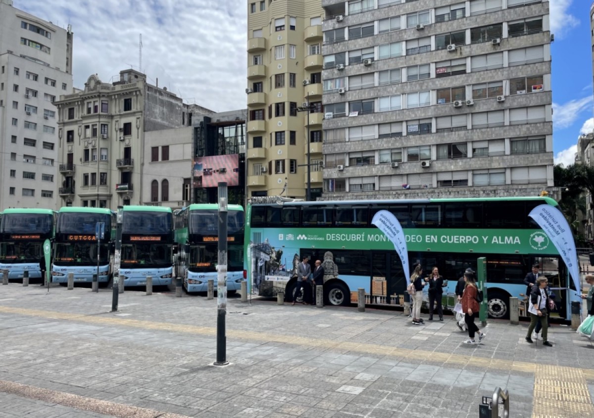&Oacute;mnibus el&eacute;ctricos estacionados en la plataforma de la Intendencia para dar inicio al recorrido tur&iacute;stico dentro de Montevideo. Las definiciones corresponden al gobierno capitalino, su puesta en pr&aacute;ctica, a la empresa CUTCSA y el conocer y gozar de cada destino a los ciudadanos.