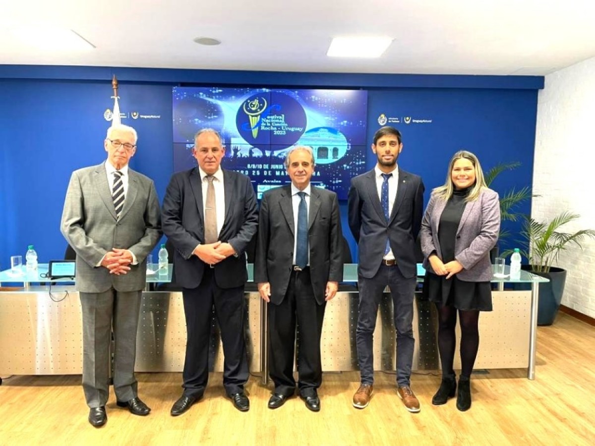 Heber Barrios, director del Festival de la Canci&oacute;n; Roque Baudean, director nacional de Turismo; subsecretario Remo Monzeglio; Fabricio Nu&ntilde;ez, Dir. de  Cultura de Rocha; Dayricel Paredes, coordinadora de comunicaci&oacute;n del Festival de la Canci&oacute;n