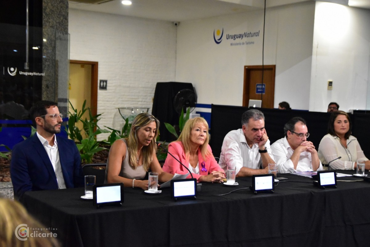 1(Desde Izq.) Dtor. Nac. Tur. Cristian Pos; subsecretaria Ana Claudia Caram; Vicepresidente Carolina Cosse; Presidente, Yamand&uacute; Orsi, Ministro Ing. Pablo Menoni, Dtora. Secretar&iacute;a Gral. Florencia Ualde. (Foto Clicarte)