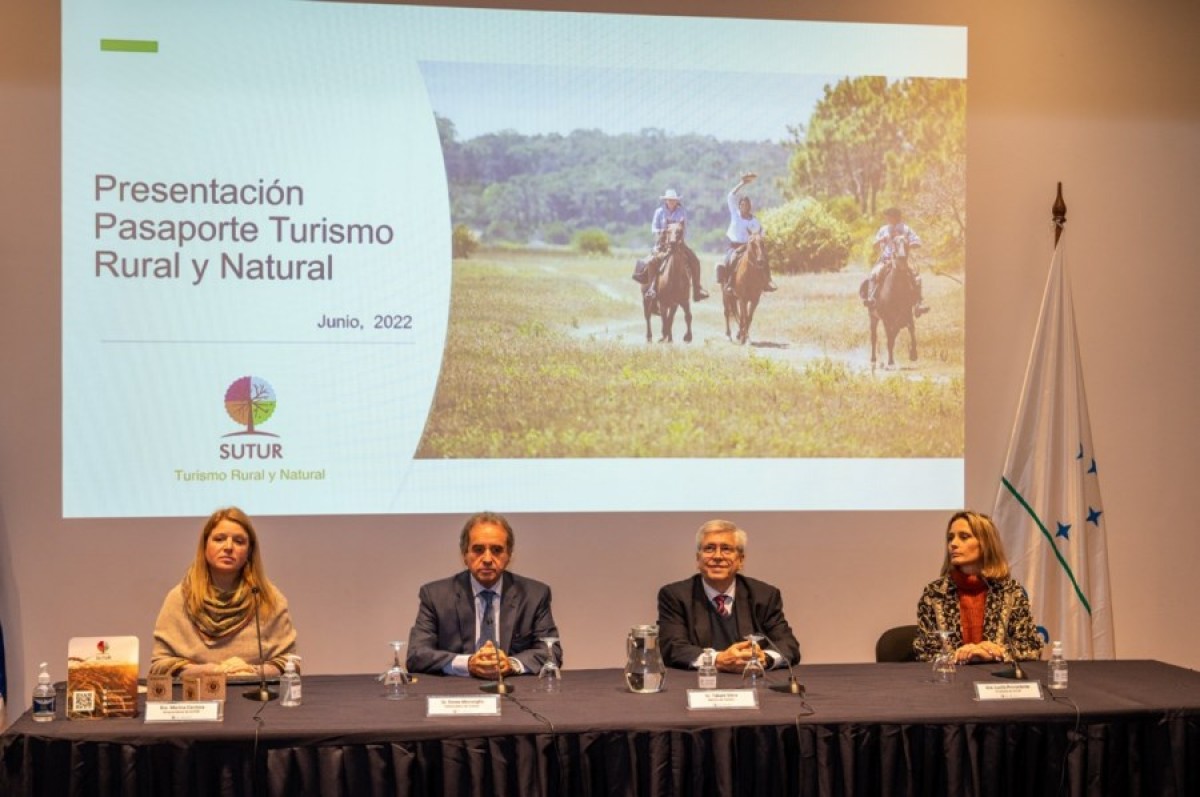 Marina Cantera, Vice Pte. de SUTUR y Pte. de CAMTUR; subsecretario Remo Monzeglio; ministro de Turismo, Tabar&eacute; Viera; Lucila Provvidente, Pte. de SUTUR (*)