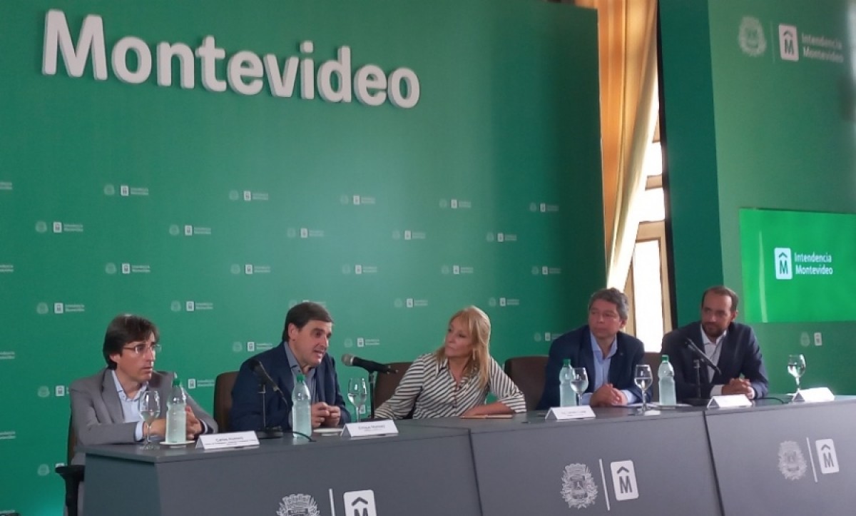 Carlos Romero de SEGITTUR; Enrique Mart&iacute;nez, Pte. de SEGITTUR; intendente de Montevideo, Carolina Cosse; Gustavo Cabrera, Dir. del Dep. de Desarrollo Econ&oacute;mico; Fernando Amado, DT de Montevideo