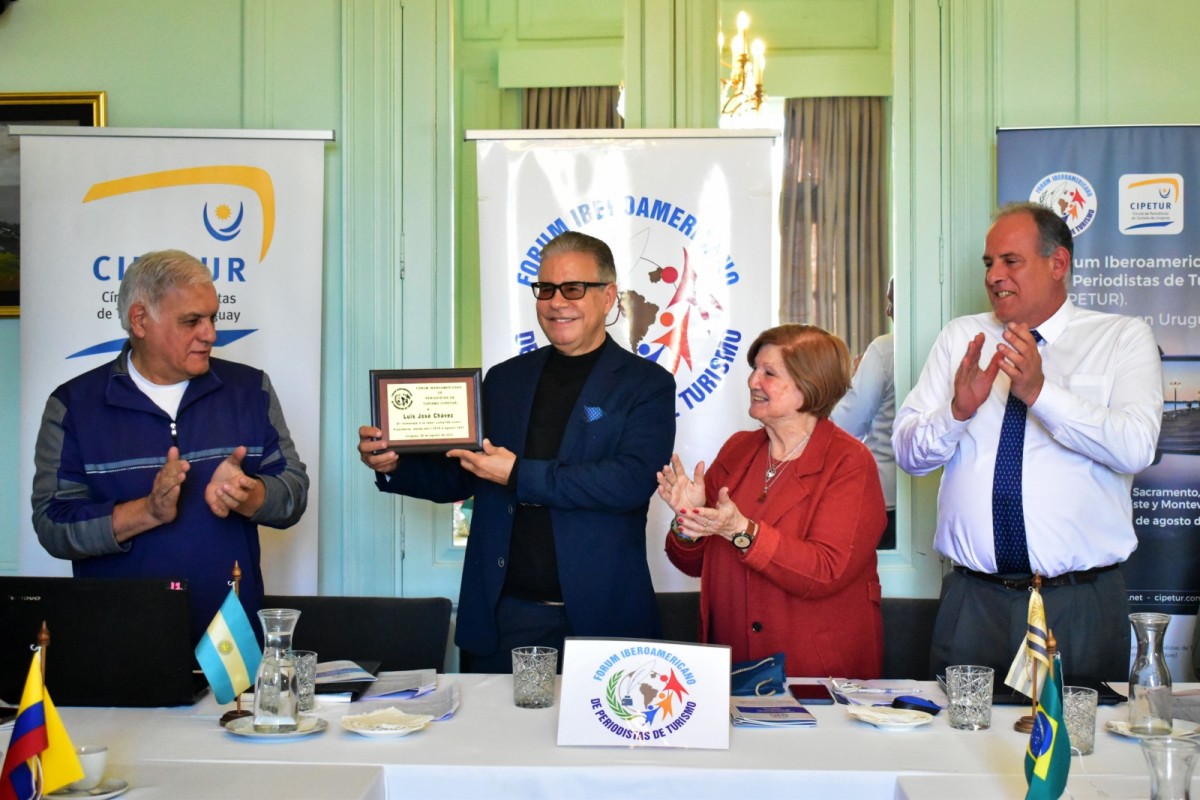 Mar&iacute;a Shaw, presidente de FIPETUR entrega reconocimiento al ex presidente Luis Jos&eacute; Ch&aacute;vez, junto a Fernando Milo, secretario general; y al director nacional de Turismo, Roque Baudean.