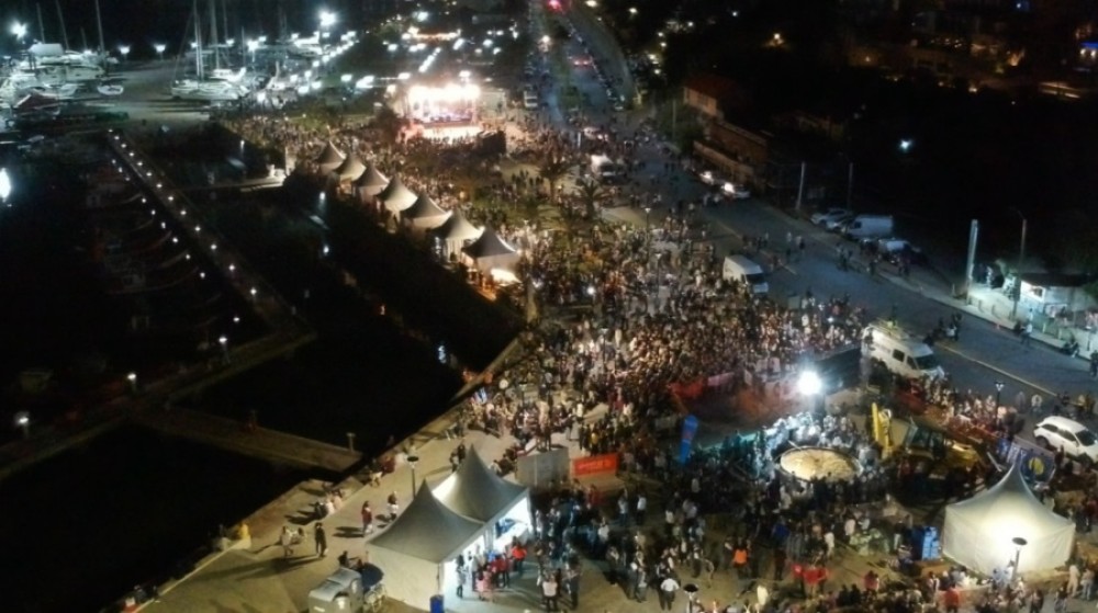 Vista a&eacute;rea de la zona del puerto de Piri&aacute;polis con la Feria Gastron&oacute;mica y la Paella Gigante