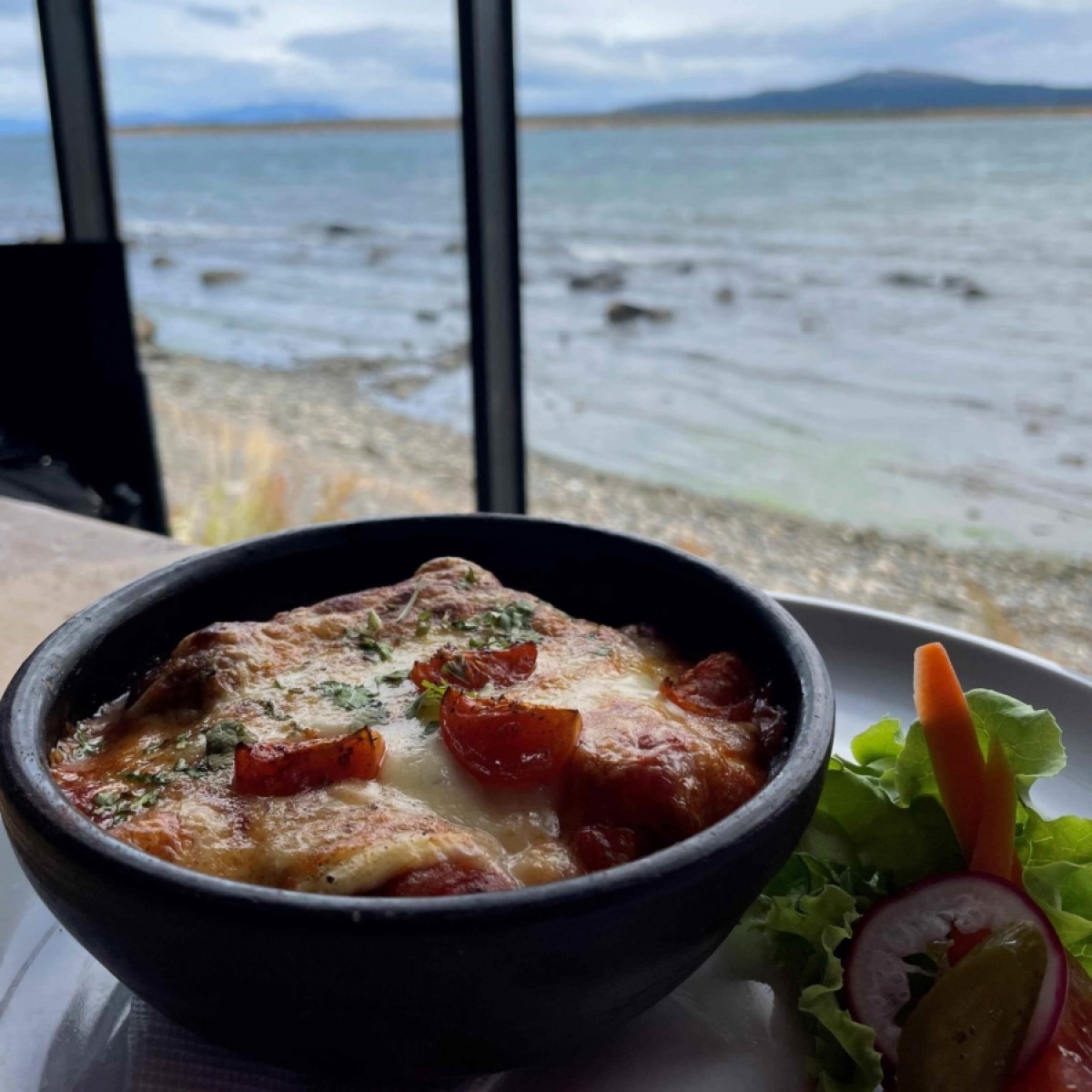 Greda de alb&oacute;ndigas de cordero. Vista al mar de Puerto Natales