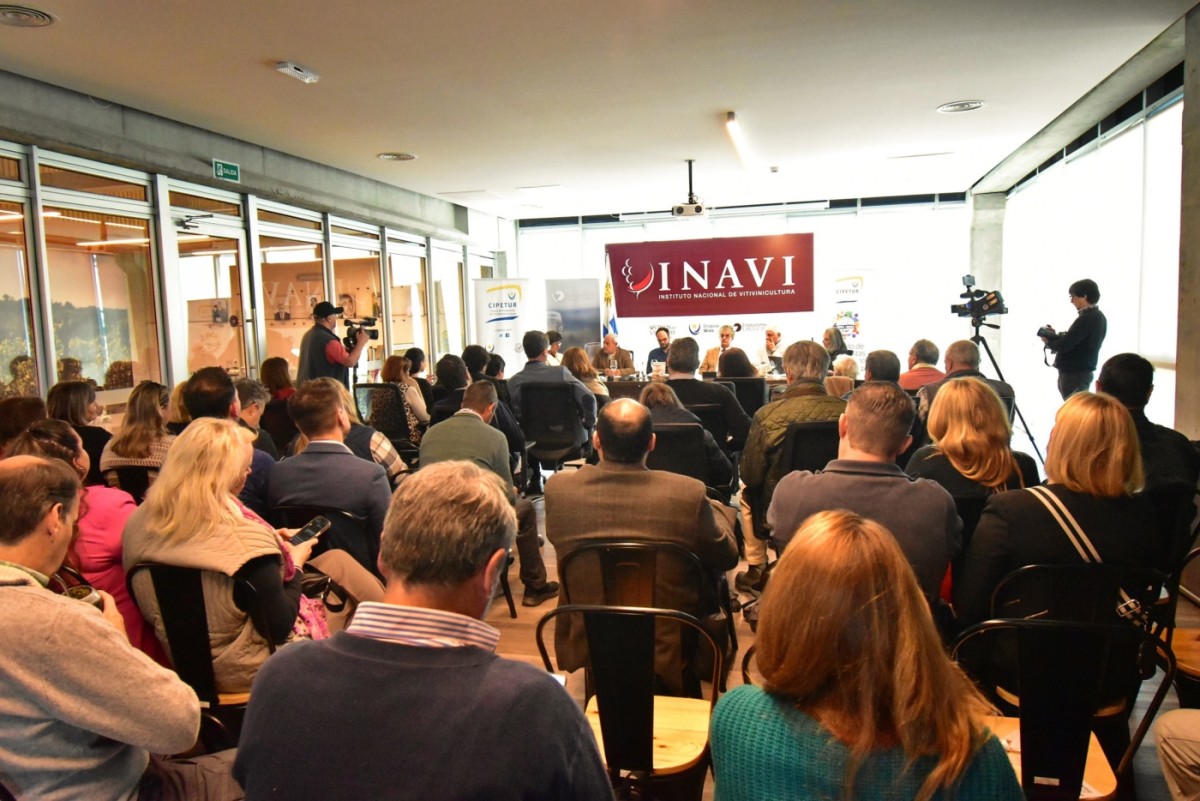 1 Desayuno de Turismo en Inavi con referentes del turismo y Prensa especializada.
