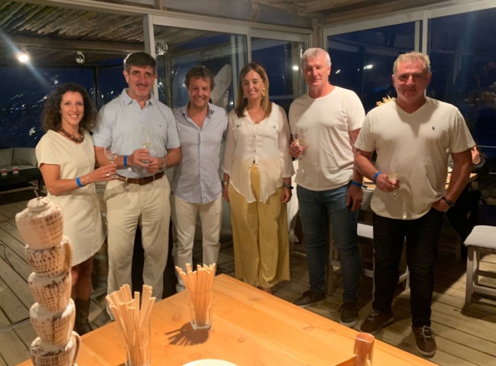 Equipo de Los Cerros de San Juan: Natalia Reherman, ejecutiva comercial; Sergio Mora, gerente general; Germ&aacute;n Guardado, gerente comercial; Rossana Crosta, asesora en prensa; Daniel Ekkert, director enol&oacute;gico; Ing. Agr. Marcelo Casazza (*)