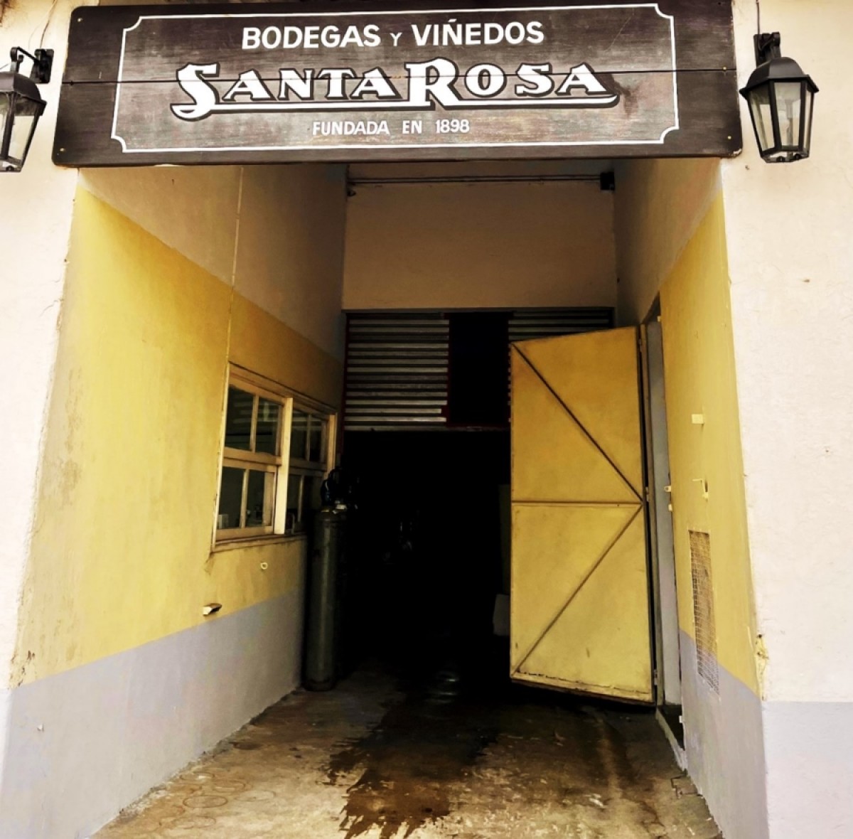 Puerta de ingreso a la Bodega de 1898, actual Famiglia Passadore. (Foto de autora)