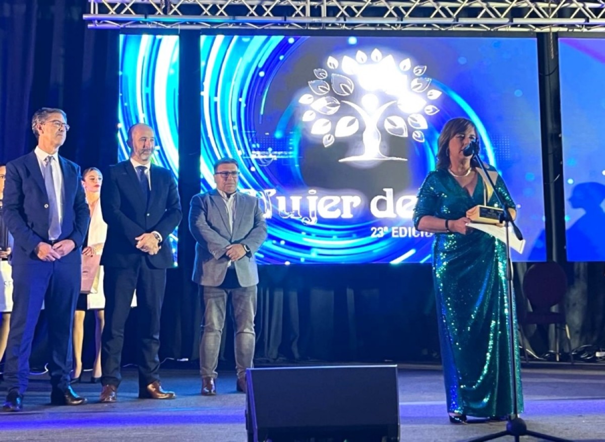 Carmen Passarella es la Mujer del A&ntilde;o en Turismo y Hoteler&iacute;a  Est&aacute; acompa&ntilde;ada por el ministro de Turismo, Dr. Eduardo Sanguinetti y el secretario general de la CAMTUR, Alejandro D&rsquo;El&iacute;a.