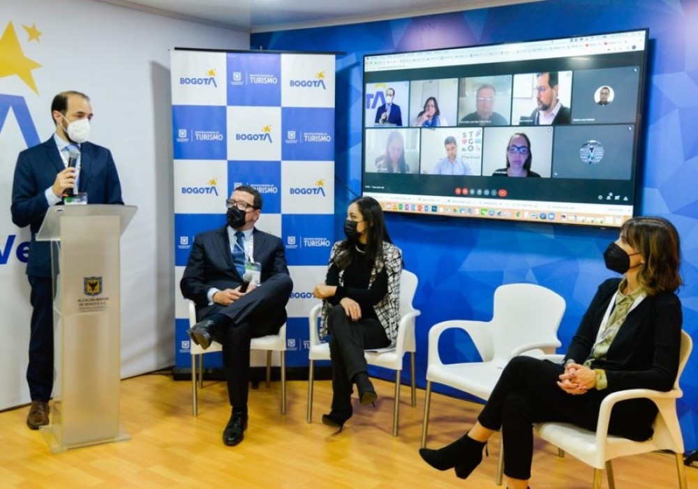 Fernando Amado, director de Turismo de Montevideo habla en el acto en Bogot&aacute;