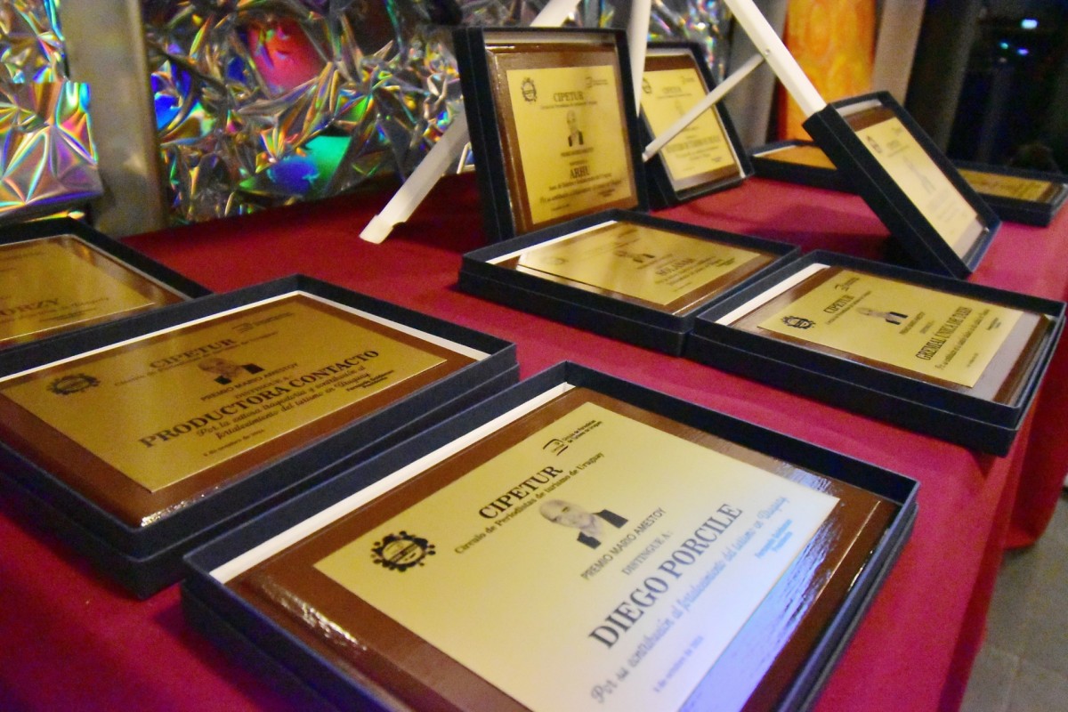 CIPETUR implement&oacute; el Premio &ldquo;Reconocimiento Mario Amestoy a la trayectoria en turismo&rdquo;.  Se distingui&oacute; a comunicadores, empresas y se entreg&oacute; tambi&eacute;n placa a la trayectoria a sus familiares. (Fotos ClicArte)