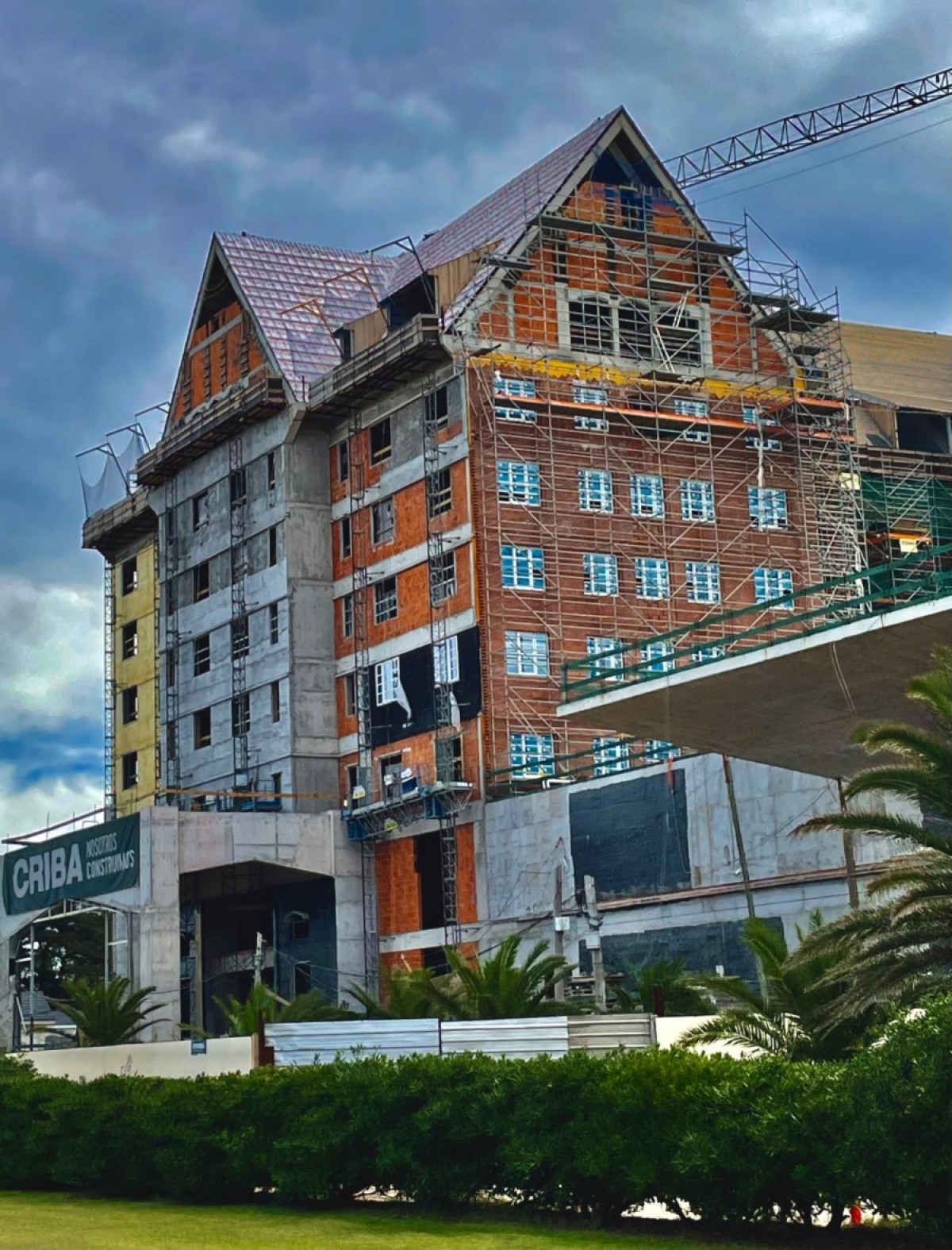 Otro &aacute;ngulo de la fachada en construcci&oacute;n (Cr&eacute;dito, Ma. Elisa Fern&aacute;ndez)