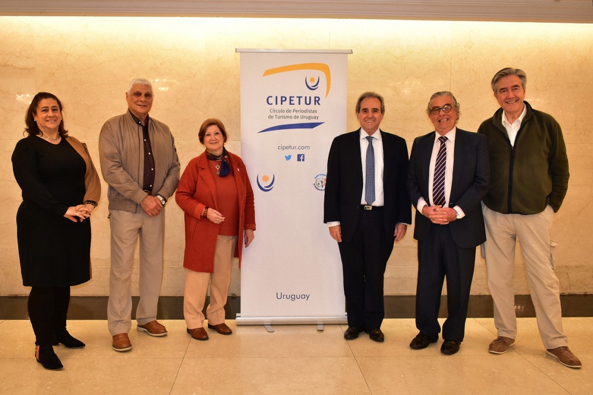 Integrantes (parte) de la nueva directiva del CIPETUR, acompa&ntilde;ados por el ministro (i) Remo Monzeglio, la presidente saliente Mar&iacute;a Shaw y presidente de Com. Electoral, Edgardo Mart&iacute;nez Z.