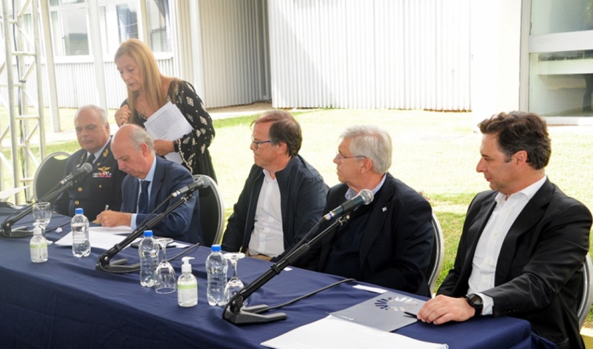 El ministro de Defensa, Javier Garc&iacute;a, firma el documento, junto al Comandante en Jefe de la Fuerza A&eacute;rea, Gral. Luis De Le&oacute;n; al intendente Richard Sander; al ministro de Turismo, Tabar&eacute; Viera; y a Mart&iacute;n Eurnekian, CEO de Corporaci&oacute;n America Airports y director de Aeropuertos Uruguay