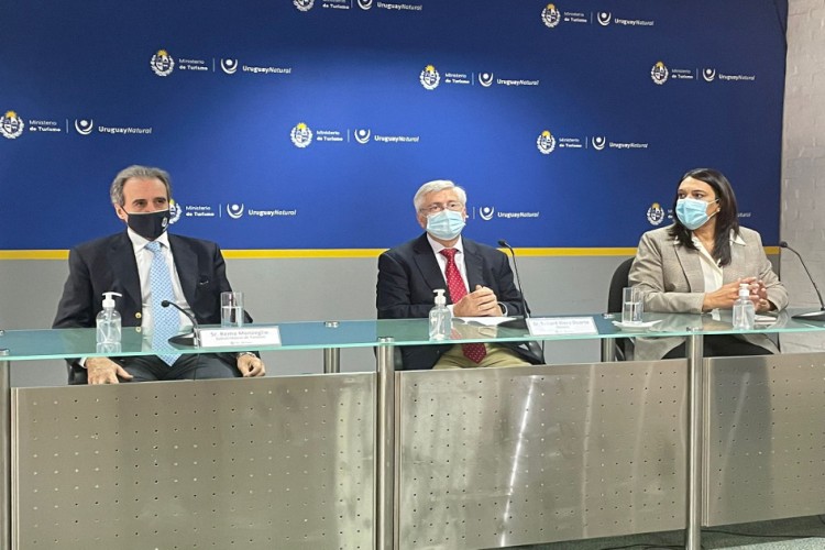 Mesa: Subsecretario Remo Monzeglio; ministro Tabar&eacute; Viera y Carmen S&aacute;nchez, directora de ANDE.