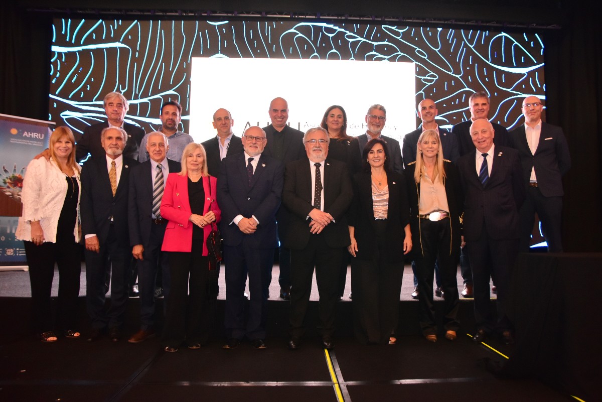 1 Directiva de AHRU, junto a hoteleros y restaurantes socios. En el centro de la foto, acompa&ntilde;a al presidente Francisco Rodr&iacute;guez Cabo, el presidente de la C&aacute;mara Uruguaya de Turismo (CAMTUR), Fernando Tapia.