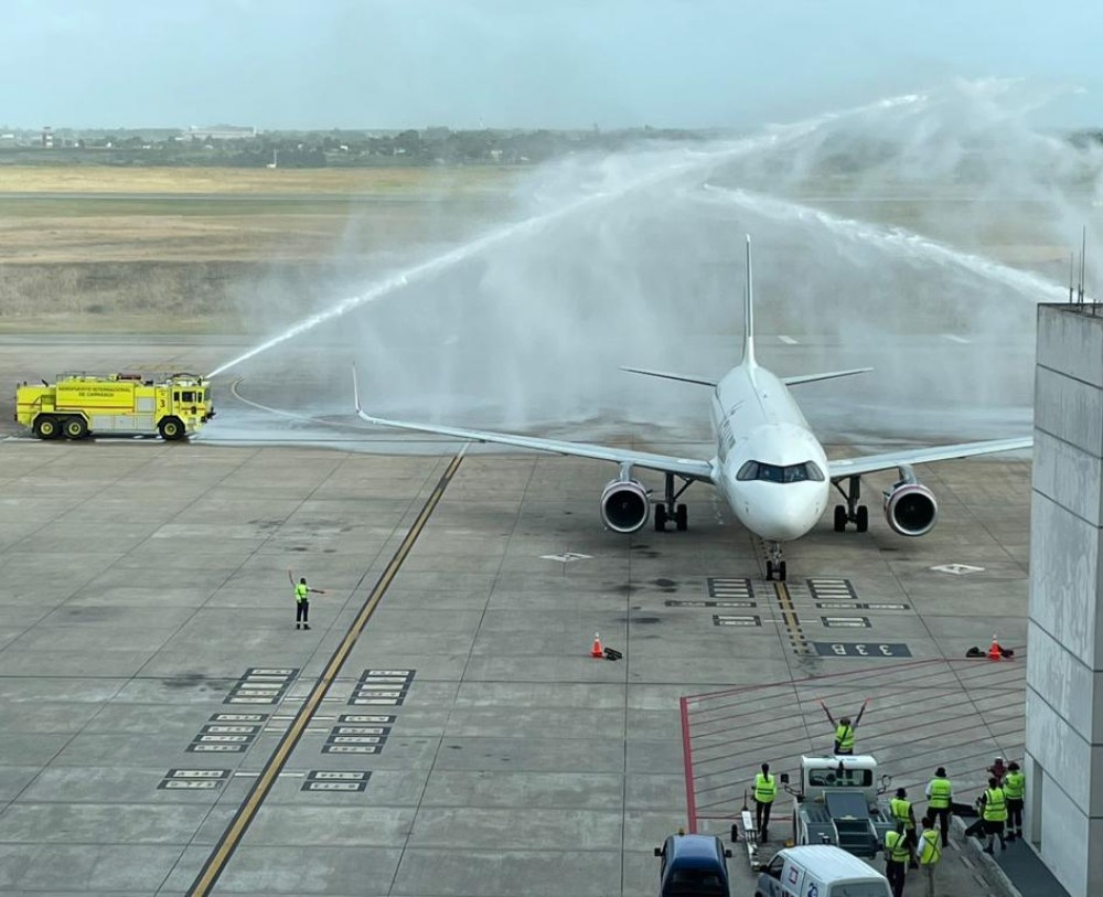 Vuelo inaugural de JetSmart con bautismo en el Aeropuerto Internacional de Carrasco
