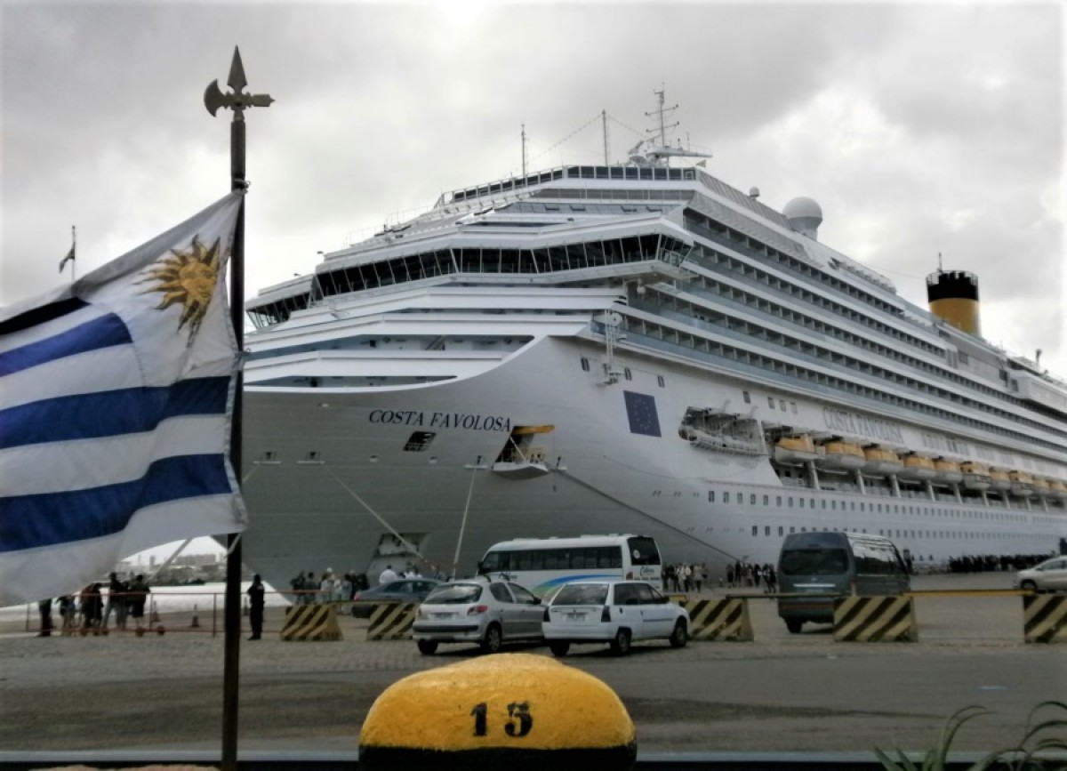 Costa Favolosa en el puerto de Montevideo