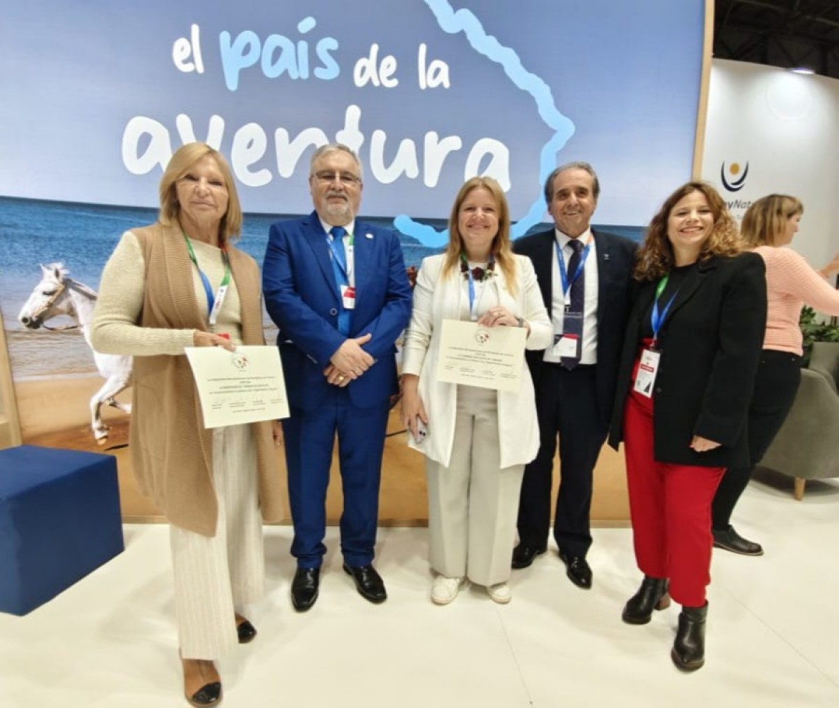 FIPETUR entrega reconocimientos por &ldquo;Experimente Uruguay&rdquo;: Doris Rodr&iacute;guez de MINTUR; Francisco Rodr&iacute;guez, VP de CAMTUR; Marina Cantera, Pte. de CAMTUR y de FEDESUD; Remo Monzeglio, vice ministro de Turismo de Uruguay