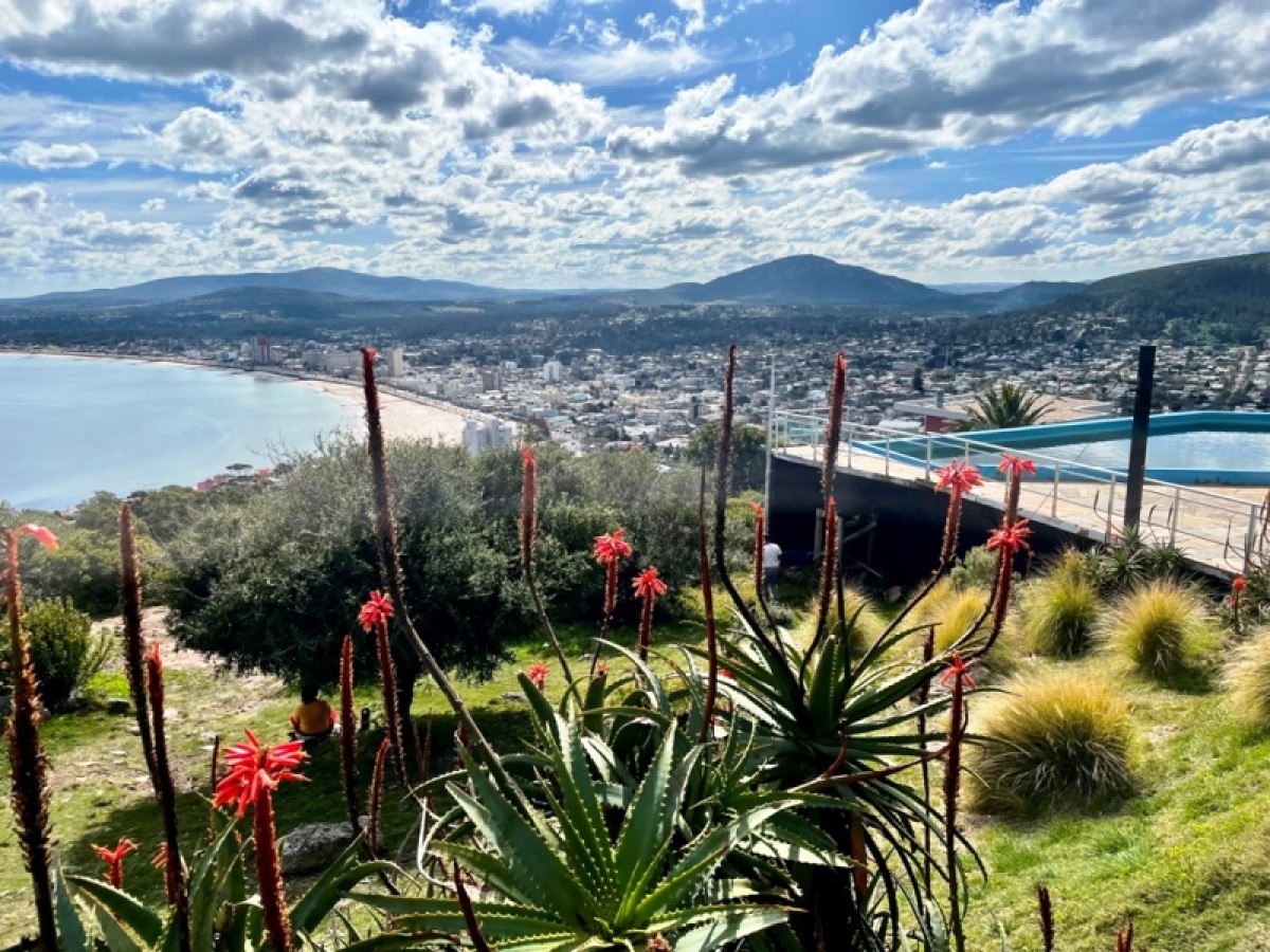 Foto1-Panor&aacute;mica &acute;El balc&oacute;n de la ciudad de Piri&aacute;polis&acute; a 130m de altura Cerro San Antonio