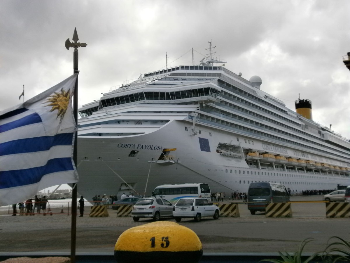 Costa Favolosa en el puerto de Montevideo