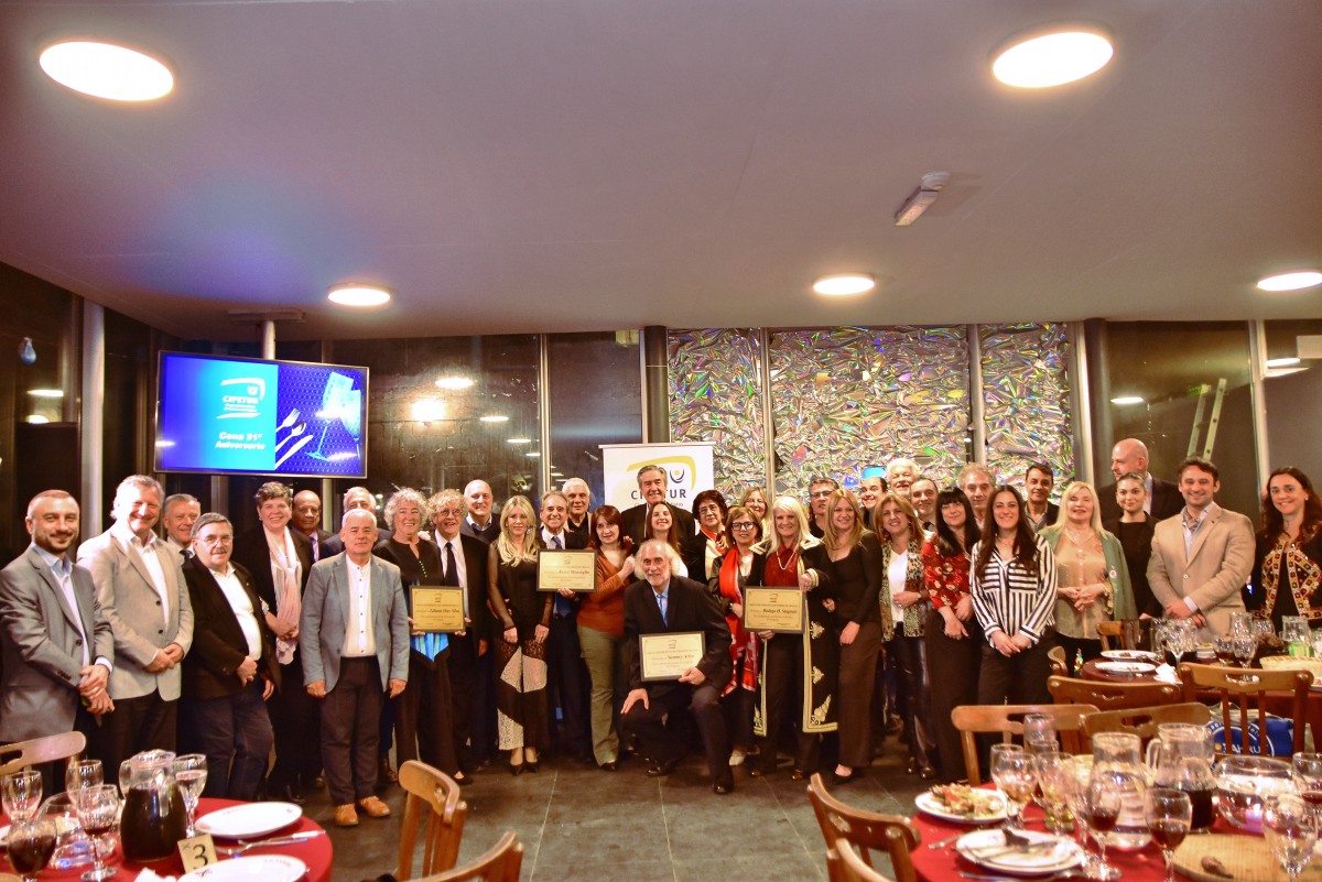 1-Ultima foto registrada, antes de finalizar la Cena Aniversario de CIPETUR, muy agradecidos a todos los que pudieron participar.
