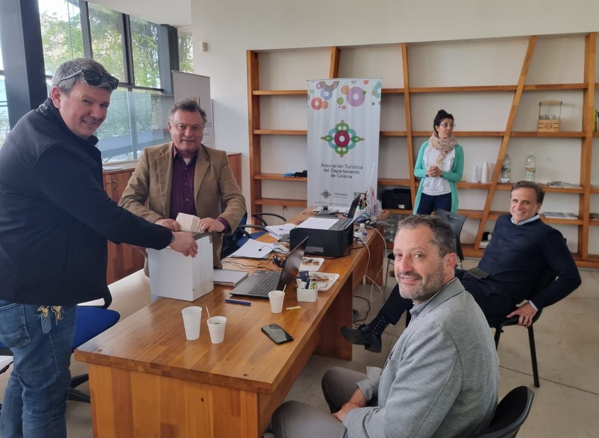Elecciones: Feliciano Casero y Mario Peirano, de la Comisi&oacute;n Electoral; Andr&eacute;s Castellano y Fernando Tapia, presidente y vicepresidente de la ATDC