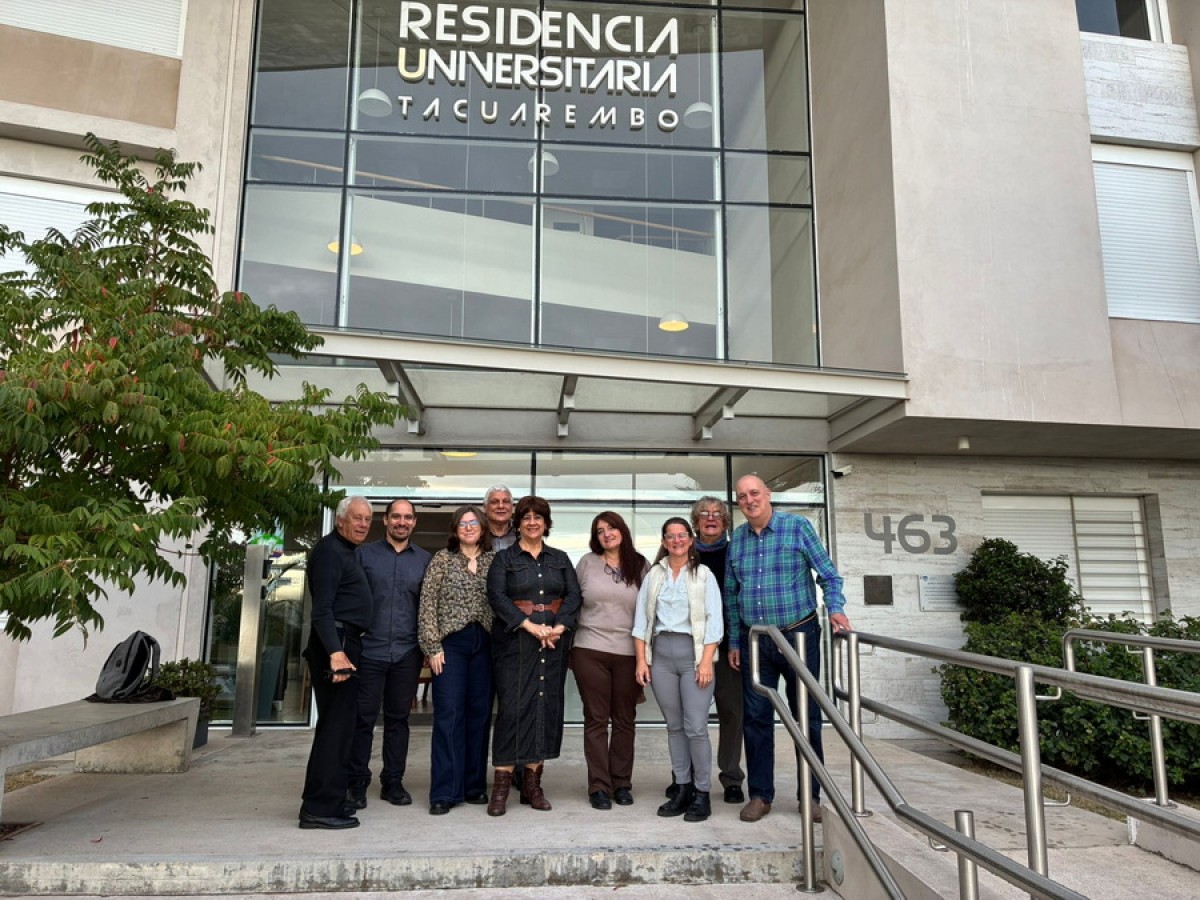 1 Residencia Universitaria (RU) de UTEC (Universidad Tecnol&oacute;gica de Uruguay) Es una propuesta de educaci&oacute;n terciaria p&uacute;blica de perfil tecnol&oacute;gico, con orientaci&oacute;n a la investigaci&oacute;n-innovaci&oacute;n. En este recinto del norte del pa&iacute;s tuvimos la suerte de conocerlo in situ, pues era el alojamiento previsto por la IDT (Intendencia de Tacuaremb&oacute;). Nos recibieron y despidieron los funcionarios.