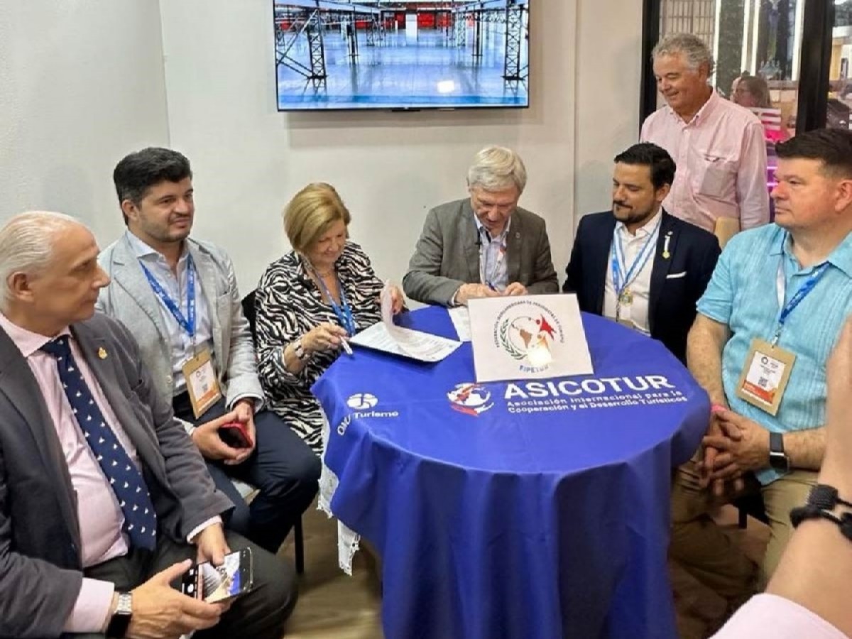 Jos&eacute; Carlos de Santiago, tesorero y Pablo Rivera, vocal de la Junta Directiva de ASICOTUR; Mar&iacute;a Shaw, Pte. de FIPETUR; Alejandro Rub&iacute;n, Pte. de ASICOTUR; Nicola Furnari, delegado de Venezuela; Jes&uacute;s Ares, vicepresidente institucional de ASICOTUR; y Fernando Compe&aacute;n, director de Meetings &amp; Events Institute