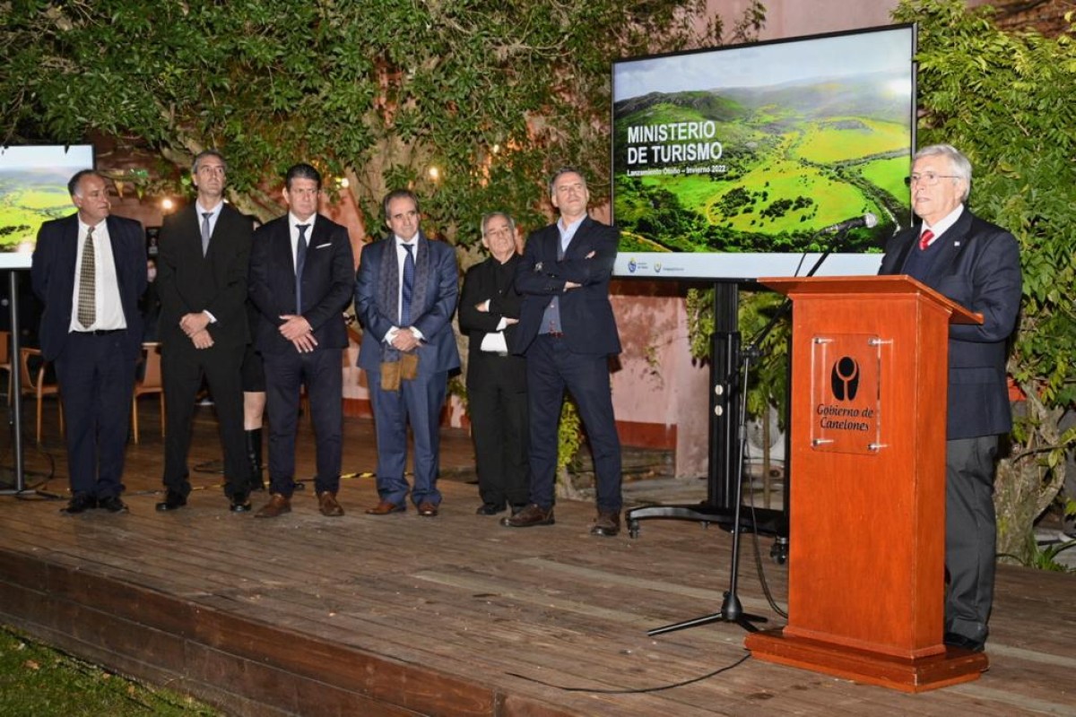 Ministro de Turismo Tabar&eacute; Viera, junto a Roque Baudean, DNT; alcalde de Santa Luc&iacute;a, Leonardo Mollo; Ignacio Curbelo, director general del MINTUR; subsecretario Remo Monzeglio; Horacio Yanes, DT de Canelones; intendente Yamand&uacute; Orsi (*)