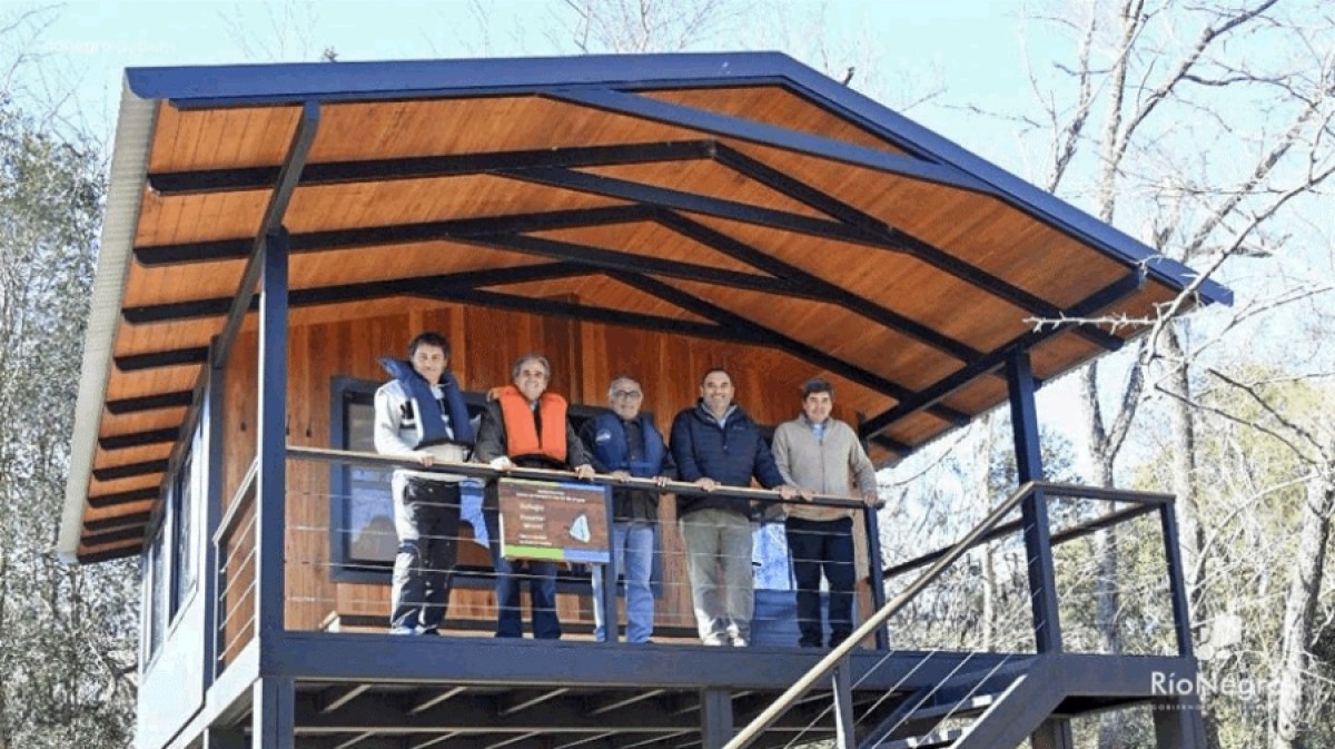 En uno de los nuevos refugios: C&eacute;sar P&eacute;rez, de Esetur Ecoturismo; ministro (I) de Turismo, Remo Monzeglio: intendente de R&iacute;o Negro, Omar Lafluf; alcalde de San Javier, Washington Laco; subdirector de Turismo de R&iacute;o Negro Leonardo Mart&iacute;nez