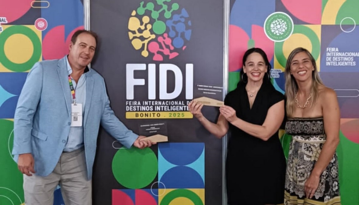 Premios para Montevideo: Nicol&aacute;s Raffo, de la Div. Turismo; Karina Fortete, DT de Montevideo; Ana Caram, subsecretaria de Turismo de Uruguay