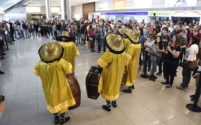 Aeropuerto de Carrasco celebr&oacute; Carnaval acercando el candombe a los visitantes