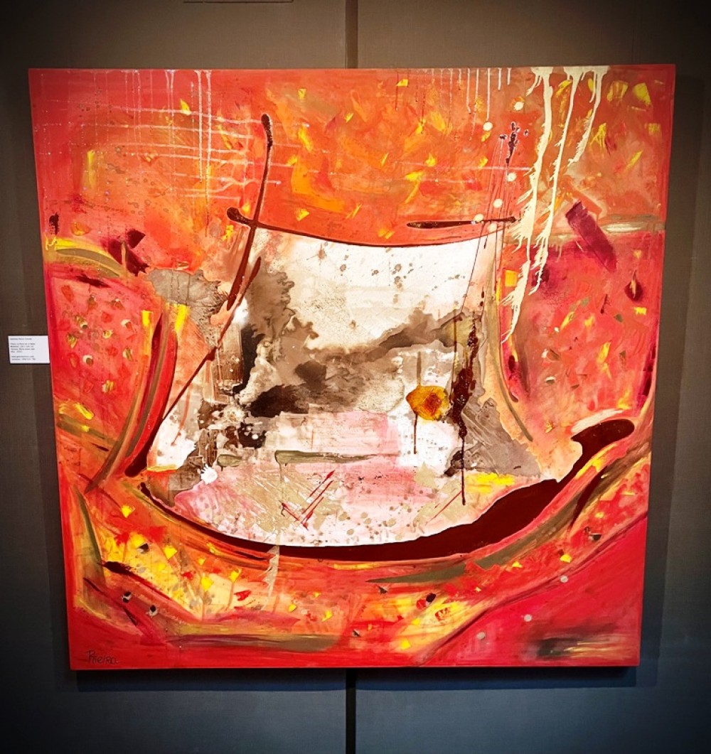 Obra &ldquo;La Ruta de la Seda&rdquo; 150 x 150 cm, t&eacute;cnica mixta, 2021. Se destacan en ella el rojo (pasi&oacute;n) amarillo (riqueza) y los colores tierra que aporta el vino