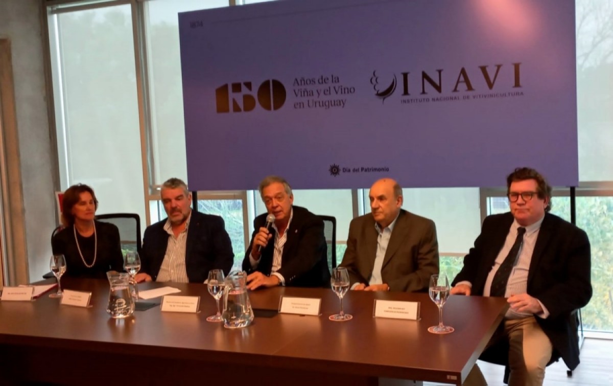 Estela de Frutos; Ricardo Cabrera, Pte. de INAVI; Min. Ganader&iacute;a Fernando Mattos; Oscar Perdomo, VP de INAVI; William Rey, Dir. Patrimonio