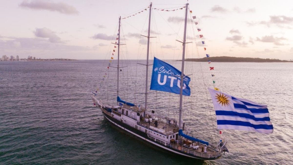 El buque escuela Capit&aacute;n Miranda de la Armada Nacional, acompa&ntilde;&oacute; desde la bah&iacute;a de Maldonado la apertura de la temporada de la Escuela de Alta Gastronom&iacute;a
